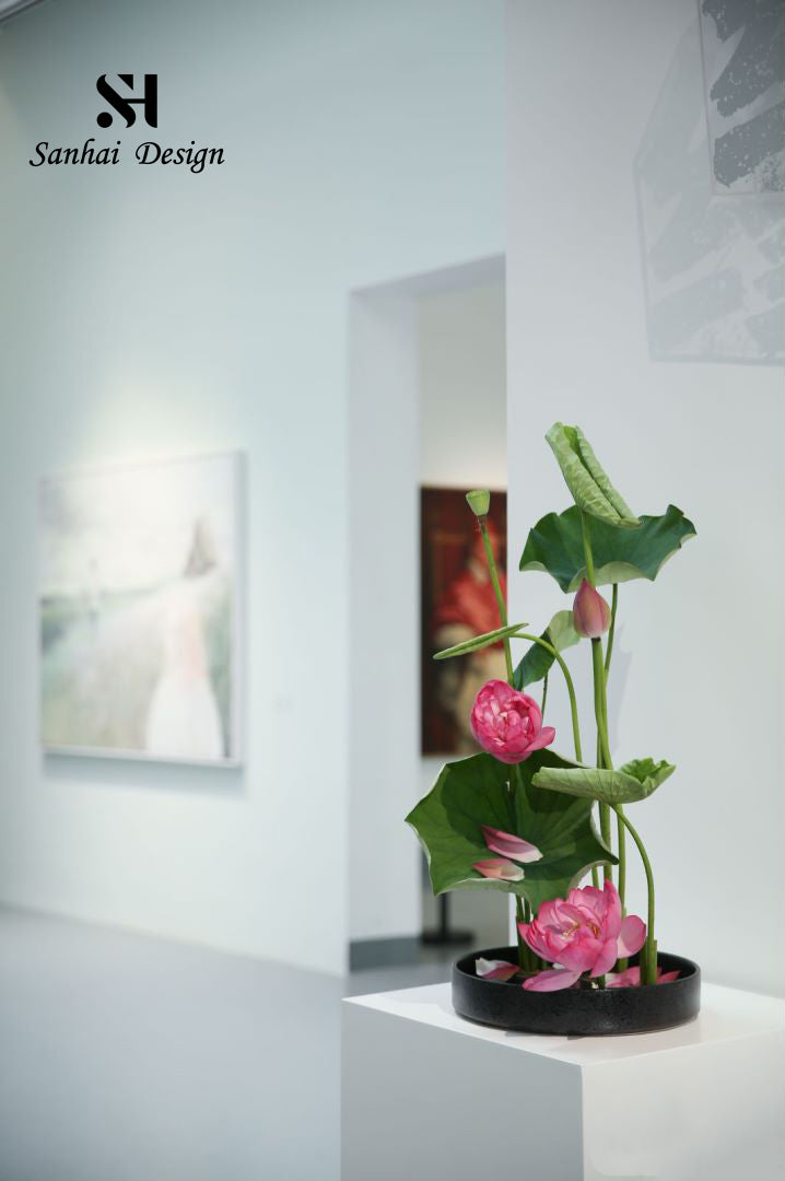 A lotus flower is placed on the display stand in the exhibition hall of the art museum